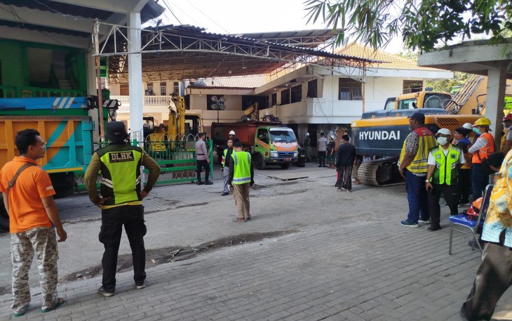 Sejumlah tim gabungan bersiaga dalam operasi SAR terhadap korban peristiwa ambruknya gedung musala pondok pesantren Al Khoziny, Kecamatan Buduran, Kabupaten Sidoarjo, Jawa Timur, Jumat (3/10)