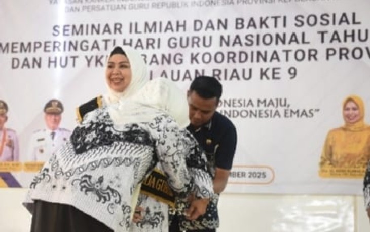 Dewi Ansar Dikukuhkan Sebagai Bunda Guru Provinsi Kepri