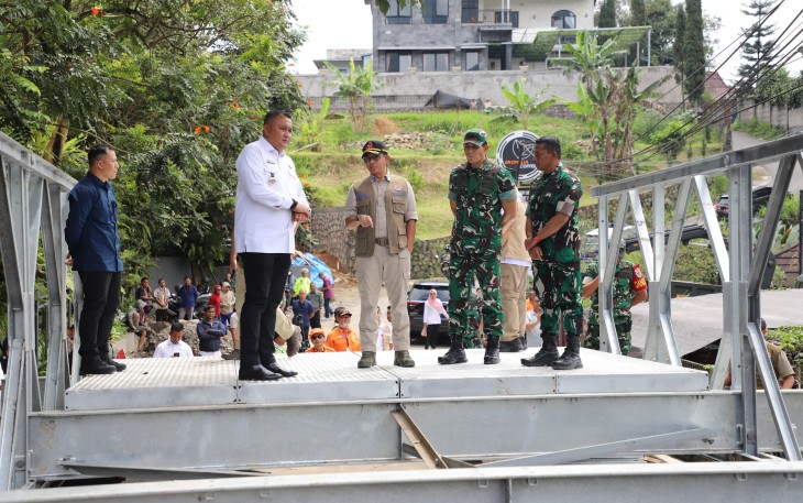 Kepala Badan Nasional Penanggulangan Bencana (BNPB) Letjen TNI Dr. Suharyanto, S.Sos,. M.M telah mengecek langsung proses pembangunan dua jembatan bailey di Kabupaten Bogor