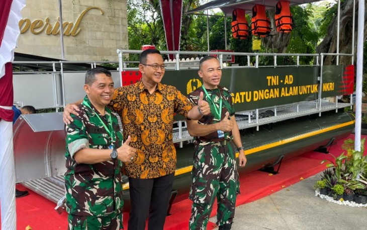 TNI AD Pamerkan Inovasi Ponton Penyapu Sampah di Bali Ocean Days