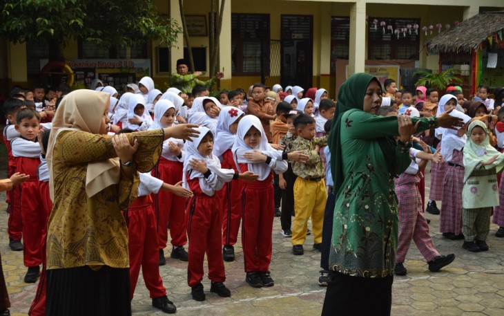 Dua sekolah di Pekanbaru yakni SDN 36 dan SMAN 13 menunjukkan komitmennya dalam melakukan transformasi pendidikan yang menyeluruh melalui implementasi kebijakan strategis, inovasi pembelajaran, dan pembentukan karakter murid.