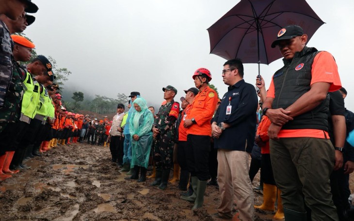 Sejumlah perwakilan dari unsur pemerintah pusat, daerah, relawan dan masyarakat mengikuti upacara penutupan operasi SAR bencana longsor di Desa Pandanarum, Kecamatan Pandanarum, Kabupaten Banjarnegara, Jawa Tengah, Selasa (25/11)