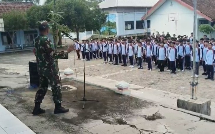 Babinsa Karanganyar Berikan Pelatihan PBB 
