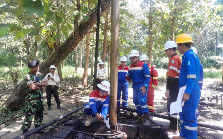 Tim verifikasi dari Pertamina, Dirjen Migas Kementerian ESDM,  SKK Migas, PT BPE sedang mengecek salah satu sumur tua minyak di Desa Ledok