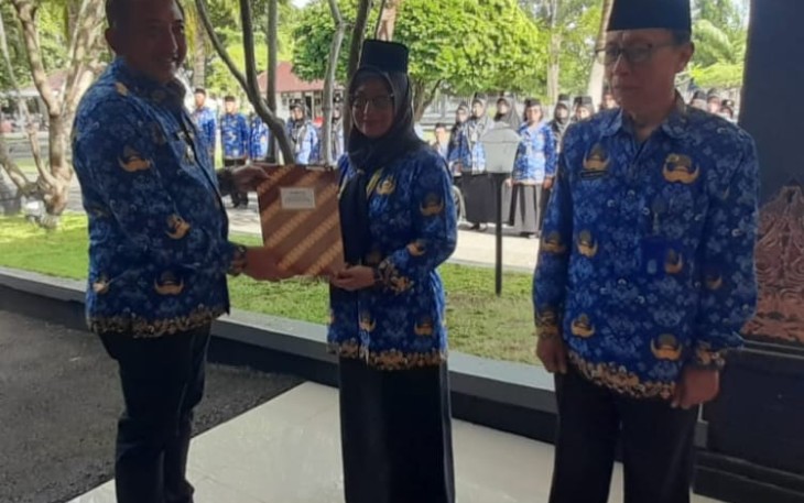  Bupati Karanganyar, Rober Christanto, secara simbolis menyerahkan Surat Keputusan (SK) kepada 3.038 Pegawai Pemerintah dengan Perjanjian Kerja (PPPK) Paruh Waktu