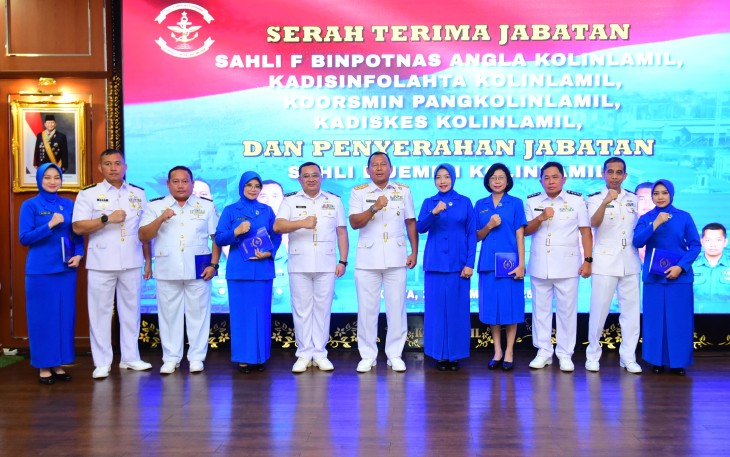Panglima Komando Lintas Laut Militer (Pangkolinlamil) Laksda TNI Rudhi Aviantara, IH., S.E., M.Si., M.Tr.(Han)., CHRMP., memimpin langsung upacara serah terima jabatan (sertijab) Sahli F Binpotnas, Kadisinfolahta, Koorsmin, dan Kadiskes, sekaligus penyerahan jabatan Sahli D kepada Panglima Kolinlamil. Upacara tersebut berlangsung di Gedung Laut Nusantara, Mako Kolinlamil, Tanjung Priok, Jakarta Utara, Senin (15/12)