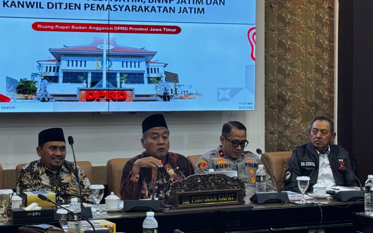 Komisi A DPRD Jawa Timur menggelar rapat dengar pendapat (hearing) dengan Badan Narkotika Nasional (BNN) Jawa Timur, Direktorat Narkoba Polda Jatim, dan perwakilan Lembaga Pemasyarakatan (Lapas) di Gedung DPRD Jatim, Senin (21/7/2025)
