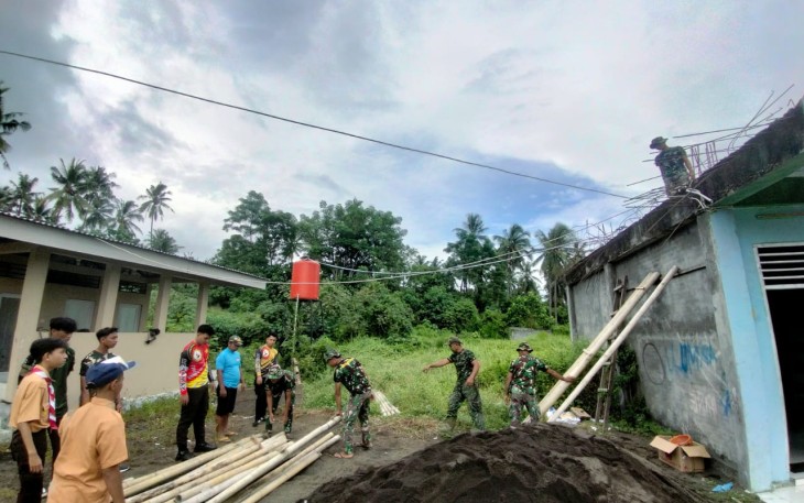 Personil satgas TMMD saat memulai kegiatan rehabilitasi pondok pesantren Hidayatullah Bitung