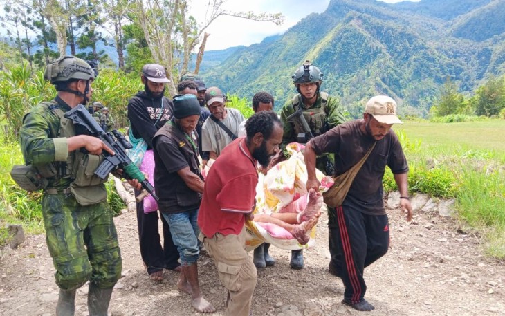 Satgas Koops TNI Habema Kogabwilhan III Evakuasi Jenazah Guru Korban Pembunuhan OPM di Distrik Anggruk Kab Yahukimo 