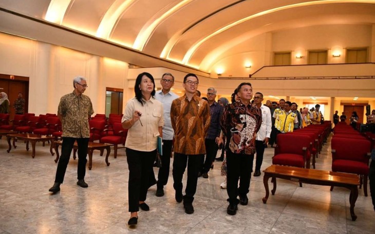 Sekda Jabar saat Dampingi Menlu dan Wamen PU Tinjau Gedung Merdeka dan Museum Konferensi Asia Afrika (KAA), Kota Bandung, Selasa (14/1/2025).