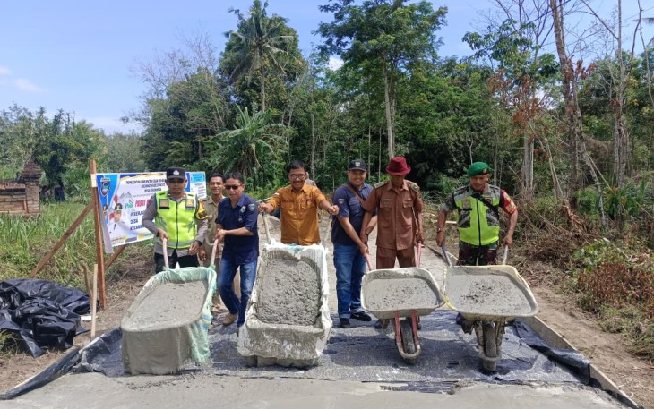 Polsek Belitang III Hadiri Penyaluran BLT DD dan Trial Pembangunan Cor Beton Jalan Desa Senumarga