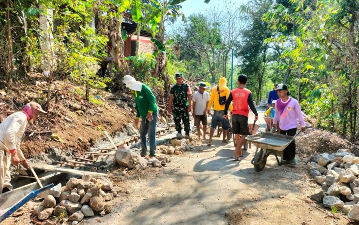 Babinsa Desa Prambon Gelar Karya Bakti Perbaikan Saluran Air