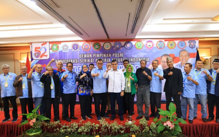 Menaker Yassierli foto bersama usai membuka rakernas KSPSI di Jakarta, Rabu (26/2)