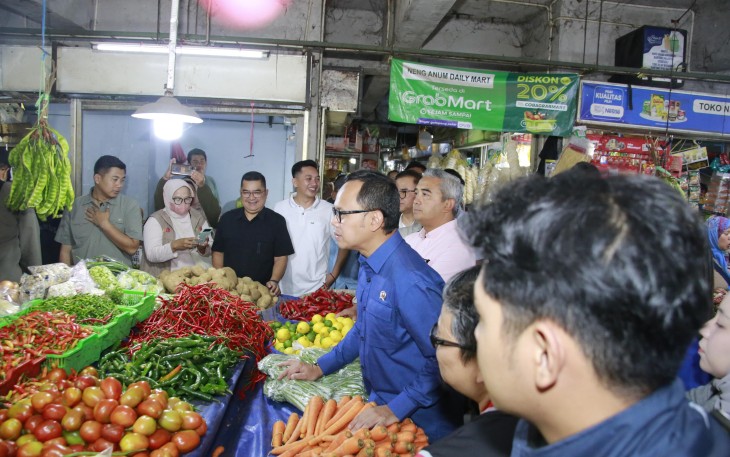 Wakil Menteri Dalam Negeri (Wamendagri) Bima Arya Sugiarto meninjau harga bahan pangan di Pasar Kosambi Kota Bandung, Jawa Barat 