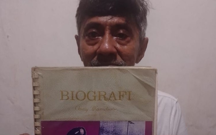 Simson Manuhutu memegang buku Biografi Onny Manuhutu (Dokumen Pribadi/Rio Ferdinand)