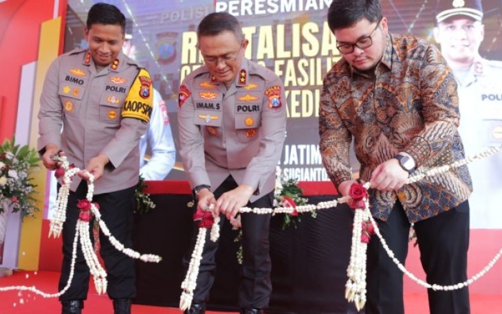 Kapolda Jatim Irjen Pol Imam Sugianto meresmikan GOR Bulutangkis Tathya Dharaka Polres Kediri Kota, Selasa (4/2)