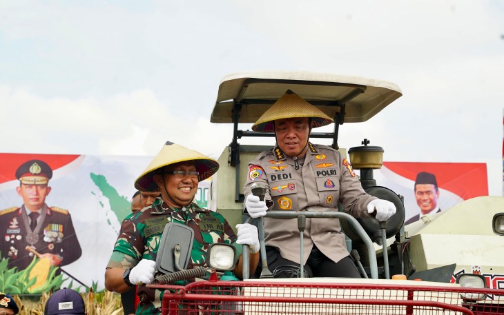  Irwasum Polri Komjen Pol. Dedi Prasetyo dan Wakil Menteri Pertanian (Wamentan) Sudaryono mempimpin panen raya jagung secara serentak pada Tahap 1 di Desa Bulu, Pilangkenceng, Kabupaten Madiun Jawa Timur, Rabu (26/2/2025)