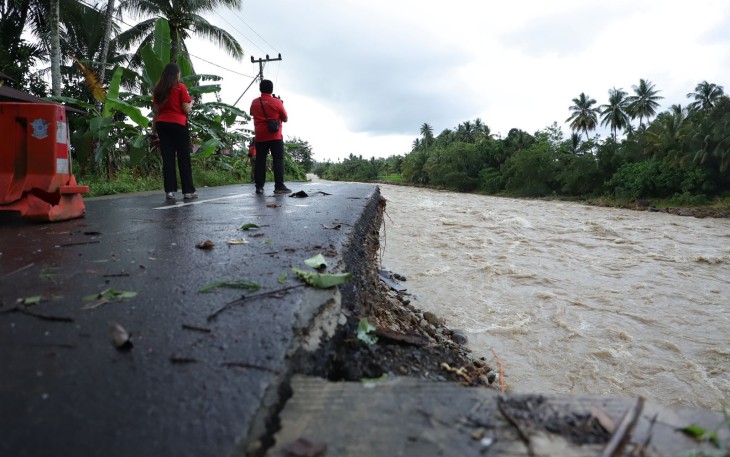 Kondisi jalan amblas pasca diterjang banjir