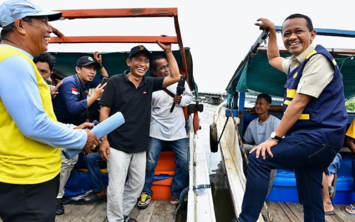 Menteri Energi dan Sumber Daya Mineral (ESDM), Bahlil Lahadalia Saat mengunjungi Stasiun Pengisian Bahan Bakar Nelayan (SPBN) AKR 20.3.2.003 Rantauan Ilir di Provinsi Kalimantan Selatan, Rabu (19/3)