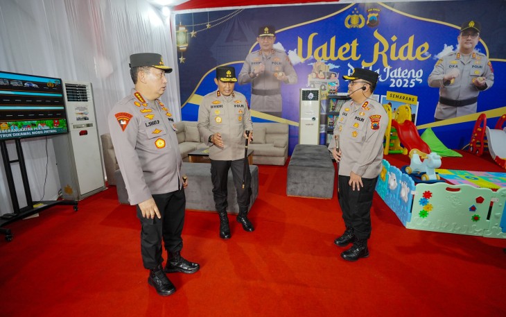 Kapolri Jenderal Pol. Listyo Sigit Prabowo meninjau langsung kesiapan pengamanan arus mudik dan balik Lebaran 2025 di wilayah Brebes, Jawa Tengah, pada Rabu (19/3/2025)