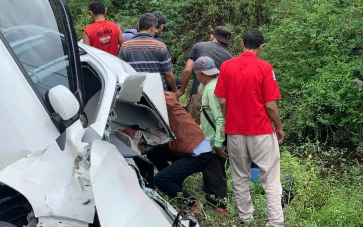 Petugas PMI Sukoharjo dibantu warga sedang mengevakuasi penumpang mobil Daihatsu Sigra yang tertabrak KA Batara Krisna, di jalur rel Sukoharjo - Wonogiri, tepatnya di timur Terminal Sukoharjo, Rabu (26/3/2025)
