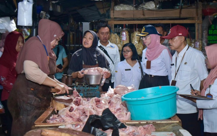Jajaran Forkopimda Karanganyar saat melakukan inspeksi mendadak (sidak) di salah satu pasar strategis pada Rabu (24/12/2025).