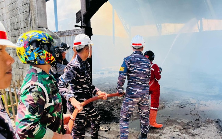 Prajurit AL Sigap Bantu Padamkan Kebakaran Pemukiman Warga di Tolitoli