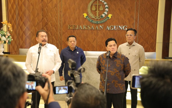 Jaksa Agung RI Burhanuddin menerima kunjungan Menteri Badan Usaha Milik Negara (BUMN) RI Erick Thohir pada Selasa 18 Februari 2025 di Gedung Utama Kejaksaan Agung, Jakarta