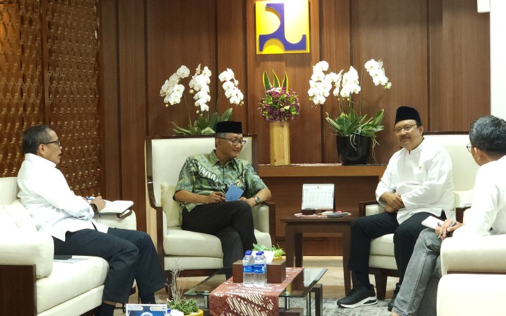 Menteri Pekerjaan Umum (PU) Dody Hanggodo menerima kunjungan Menteri Sosial, Syaifullah Yusuf, di Kantornya, Kamis (6/3/2025)