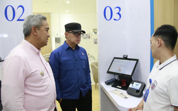 Wakil Menteri Dalam Negeri (Wamendagri) Bima Arya Sugiarto meninjau kelayakan armada bus di Terminal Leuwipanjang, Kota Bandung, Jawa Barat. Dalam kunjungan tersebut, Bima didampingi Wali Kota Bandung Muhammad Farhan