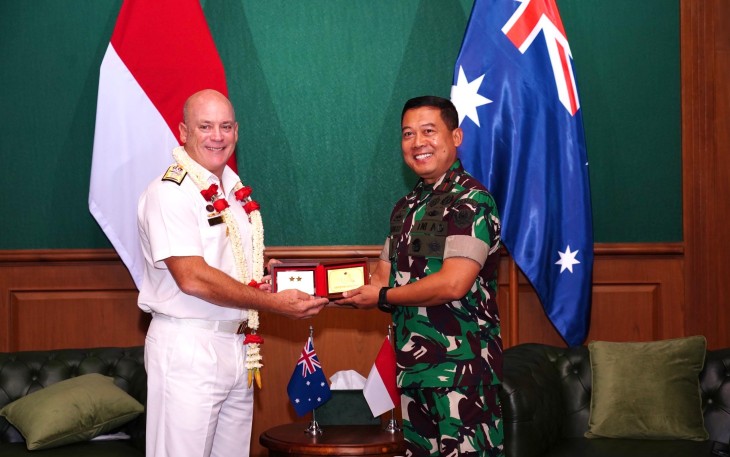 Wakil Gubernur Akademi Militer, Brigjen TNI Pramungkas Agus T., S.I.Pem., M.H. menerima kunjungan Delegasi Australia yang dipimpin oleh Rear Admiral James Riley Lybrand, Commander Australian Defence College, di Kesatrian Akademi Militer Magelang