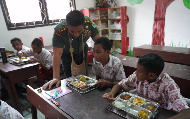 Pangdam XVIII/Kasuari, Mayjen TNI Jimmy Ramoz Manalu, S.Hub.Int., M.H.I Tinjau Program Makan Bergizi Gratis