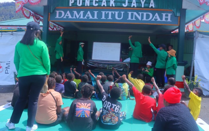 Babinsa dan Persit 1714/PJ Buka Kelas Lapangan Anak-Anak Pengungsi