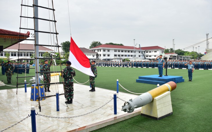 Upacara bendera rutin hari Senin kembali dilaksanakan di Mako Komando Lintas Laut Militer dengan Inspektur Upacara Asisten Logistik (Aslog Pangkolinlamil) Kolonel Laut (T) Heru Ruswanto, S.T., M.Si., M.Tr Opsla., CRMP