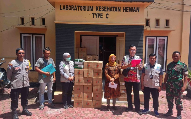 Babinsa Rejowinangun Kawal Distribusi Bantuan Obat PMK di Trenggalek