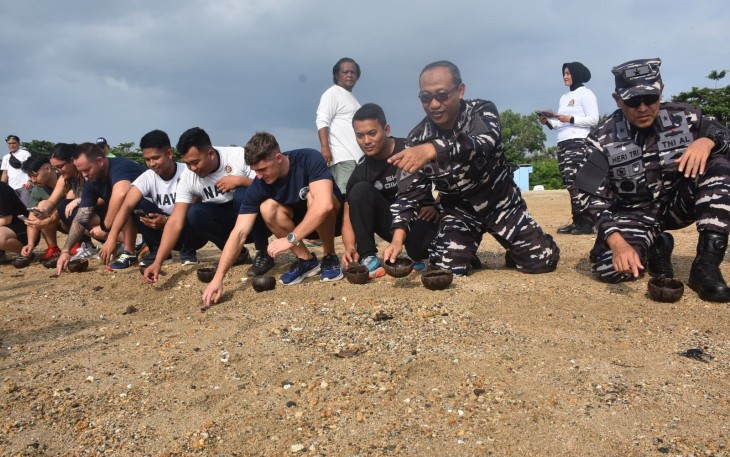 Kepala Dinas Operasi dan Latihan TNI Angkatan Laut (Kadisopslatal) Laksamana Pertama TNI Heri Triwibowo, saat memimpin pelaksanaan pelepasan tukuk dan penanaman terumbu karang, dalam rangkaian MNEK 2025, Selasa (18/02) di Bali Coral Dive