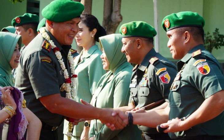 Danrem 081/DSJ Kolonel Arm Untoro Hariyanto mengikuti rangkaian tradisi penyambutan warga baru Korem 081/DSJ, Kamis (13/2/2025)