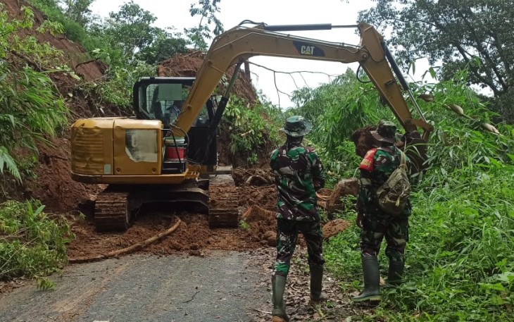 Koramil 0803/07 Kare melaksanakan kegiatan karya bhakti untuk membersihkan tanah material longsor yang menutupi jalan penghubung Kandangan menuju Ngebel, pada Minggu (2/2)