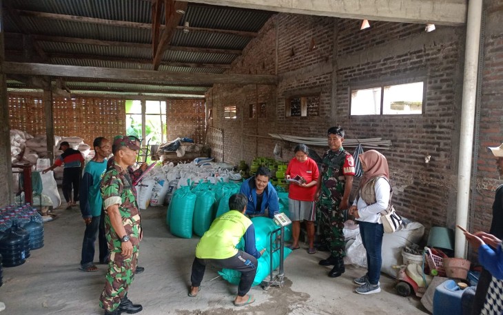 Anggota Koramil 0803/05 Wungu Dampingi Pendistribusian Gabah Petani ke Bulog