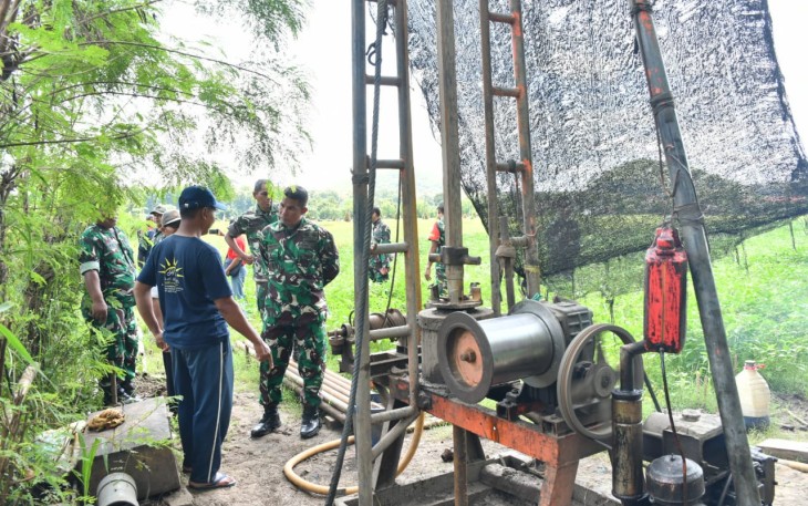 Komandan Kodim 0802/Ponorogo Letkol Inf Dwi Soerjono melanjutkan kegiatan peninjauan dan pengecekan pembuatan Irpom (Irigasi Perpompaan) bertempat di Desa Watubonang Kecamatan Badegan Kabupaten Ponorogo, Jumat (07/03/2025)