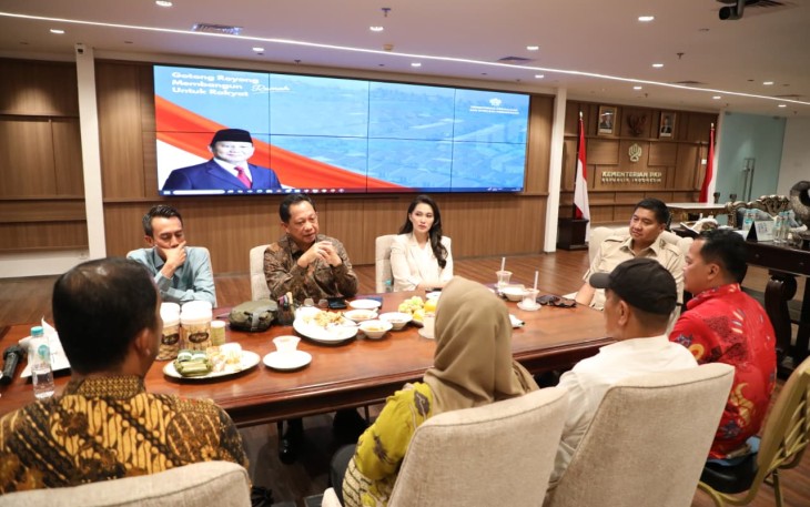 Mendagri Muhammad Tito Karnavian saat Rapat bersama Menteri PKP, di Kantor Kementerian PKP, Jakarta, Kamis (13/11/2025).