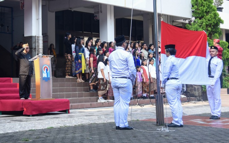 Mendikdasmen Pimpin Upacara Hardiknas Kenakan Baju Adat Pangsi Jawa Barat