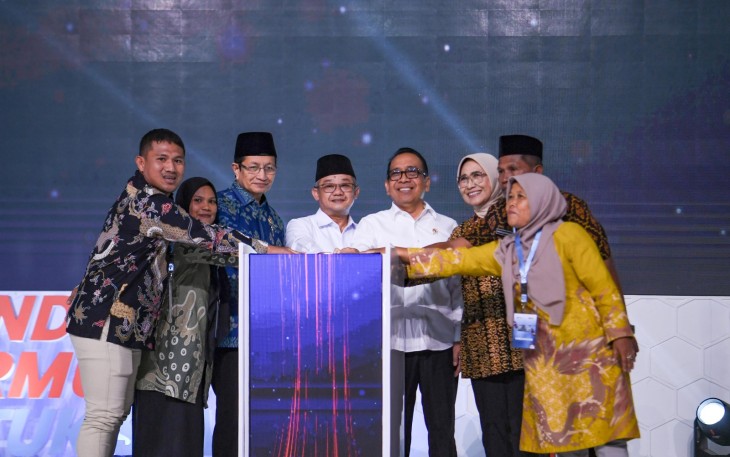 Menteri Mu’ti dalam acara tiga program pada “Kado HUT RI dari Presiden untuk Guru” di Jakarta, Rabu (6/8).