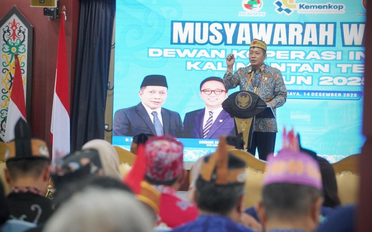 Menkop Ferry Juliantono saat membuka Musyawarah Wilayah (Muswil) Dewan Koperasi Indonesia Wilayah (Dekopinwil) Kalimantan Tengah, di Aula Jayang Tinggang, Palangkaraya, Minggu (14/12). 