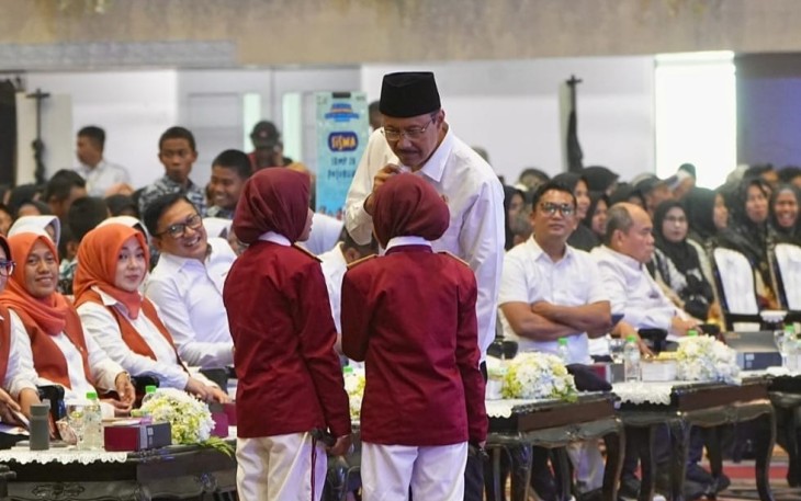 Mensos Saifullah Yusuf saat menghadiri Doa Bersama untuk Sumatra bersama ribuan peserta dari siswa Sekolah Rakyat, wali murid, guru, kepala sekolah, tendik, hingga pendamping sosial di Graha Universitas Negeri Surabaya (Unesa), Senin (29/12/2025).