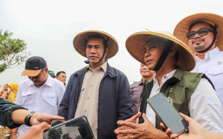 Menteri Pertanian (Mentan) Andi Amran Sulaiman bersama Menteri Kehutanan (Menhut) Raja Juli Antoni menggelar penanaman agroforestri pangan secara serentak di 17 provinsi di seluruh Indonesia
