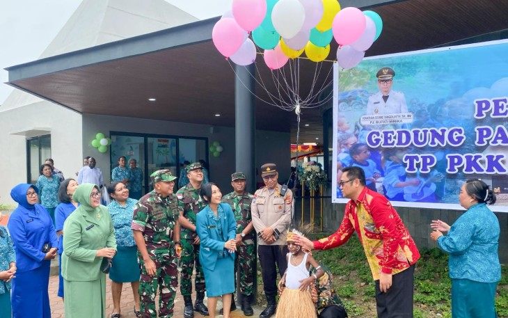  Komandan Kodim 1710/Mimika, Letkol Inf M. Slamet Wijaya, S. Sos., M. Han., M.A. didampingi Ketua Persit KCK Cabang XXXV Ny. Ulfa Slamet Wijaya menghadiri acara peresmian gedung Pendidikan Anak Usia Dini (PAUD) Kasih Amuro TP PKK Kab. Mimika. Acara ini berlangsung di Jl. Cendrawasih, Kabupaten Mimika, Sabtu (22/03/2025)