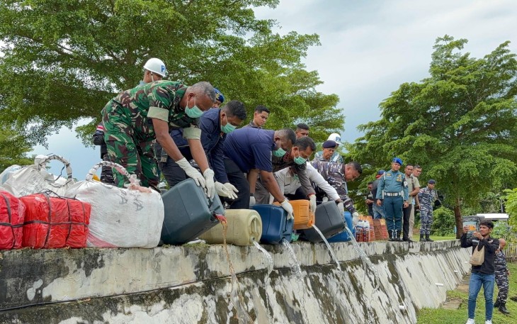 TNI AL Bersama Forkopimda Kepulauan Aru Musnahkan 1 Ton Miras Jenis Sopi 