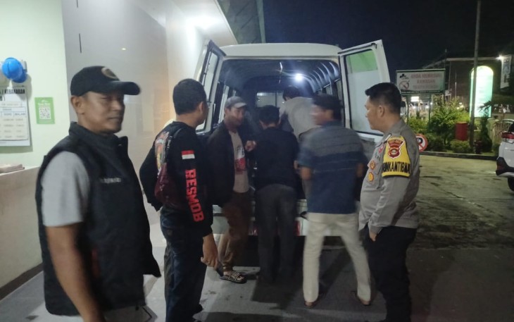 Pengurus Kost Temukan Seorang Wanita Gantung Diri di Pintu Jendela Tralis