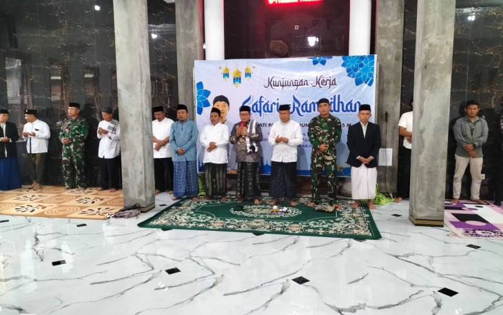 Kasdim 0801/Pacitan Mayor Inf Muhajir melaksanakan kegiatan kunjungan kerja Safari Ramadan Tahun 1446 H/2025 M, Bertempat di Masjid Baitul Mutaqin Rt. 08 Rw. 06, Dsn. Wonosari, Desa Karangrejo, Kec. Arjosari, Kab. Pacitan